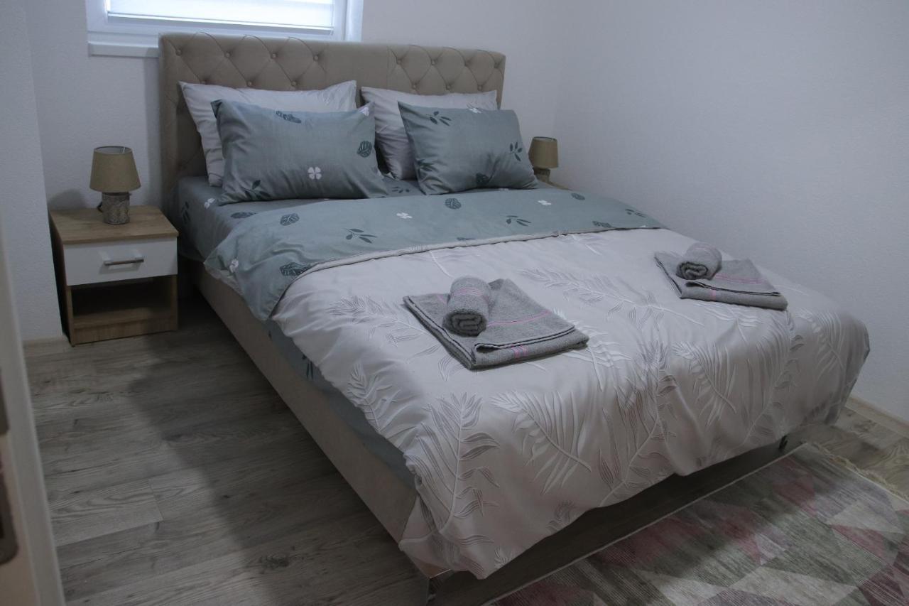 Apartmani Golub リヴノ エクステリア 写真
